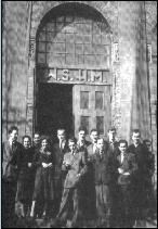 Studenci WSHM w czasie przerwy w zajęciach 1948 r.