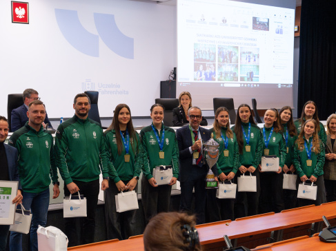 Zdjęcie z Posiedzenia Senatu Uniwersytetu Gdańskiego gdzie uhonorowano drużynę siatkarek Johnny Bros AZS UG