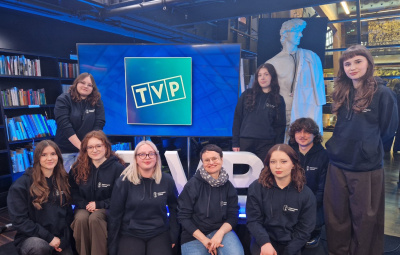 Zdjęcie grupowe studentów w TVP w debacie telewizyjnej z cyklu „Polska. Co dalej?”
