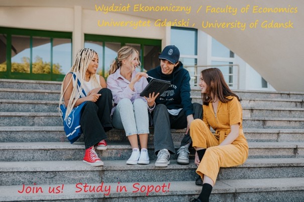 Studenci siedzą na schodach przed budynkiem Wydziału Ekonomicznego UG