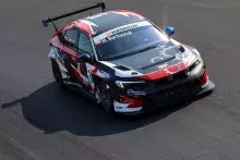Michał Bartoszuk na podium w TCR Italy jako pierwszy kierowca z Polski
