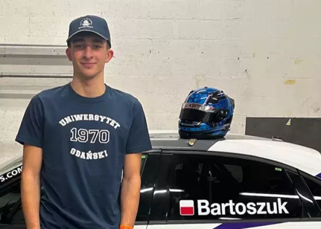 Michal Bartoszuk, student 1 roku na kierunku international business w testach klasy TCR w teamie…